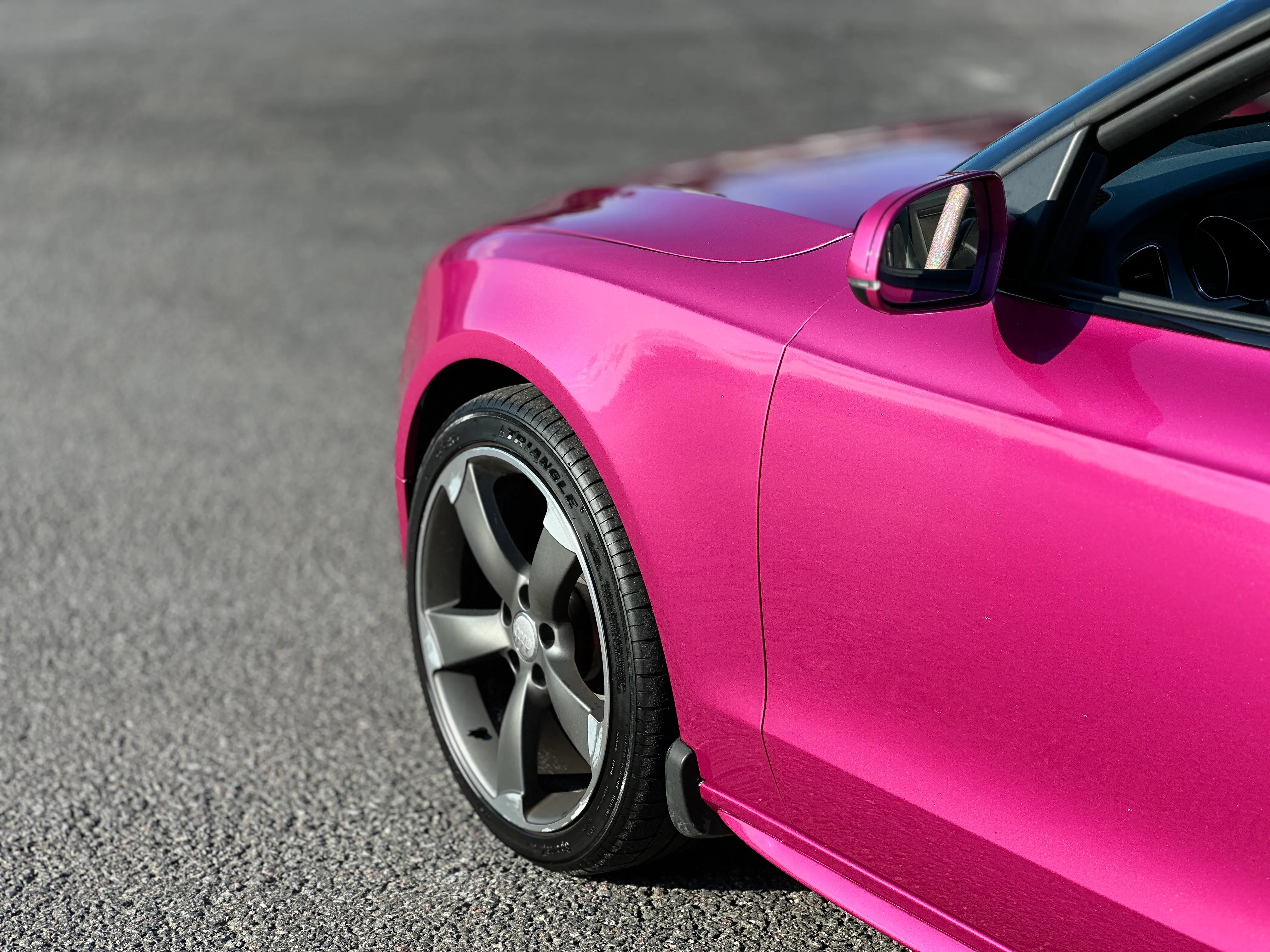 Audi pinkki teippaus.